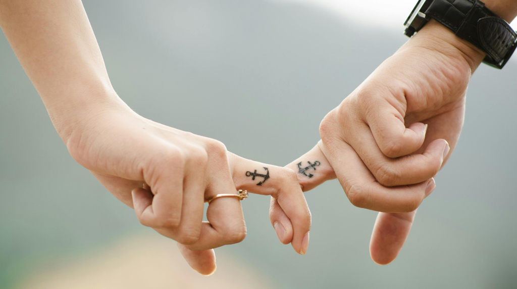 People with interconnected fingers