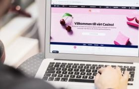 En person spiller online casino på en laptop.