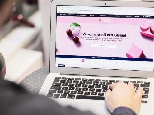 En person spiller online casino på en laptop.