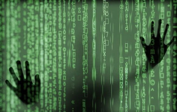 To hænder ses røre ved en grøn skærm med numre og tal på.