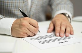 Underskrivelse af en kontrakt.