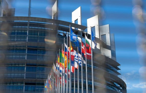 Europa-Parlamentet med flagene fra medlemslandene