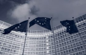 EU’s flag blafrende foran deres bygning