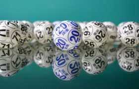 Hvide og blå bingokugler