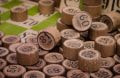 Træbrikker med numre og en bingoplade i baggrunden