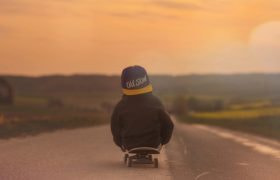 Et barn på et skateboard