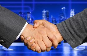 Håndtryk der forener en forretningsaftale.
