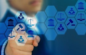 Digitale ikoner, der repræsenterer lovgivning, retfærdighed og compliance.