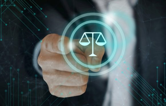 Finger peger mod en digital vægt.