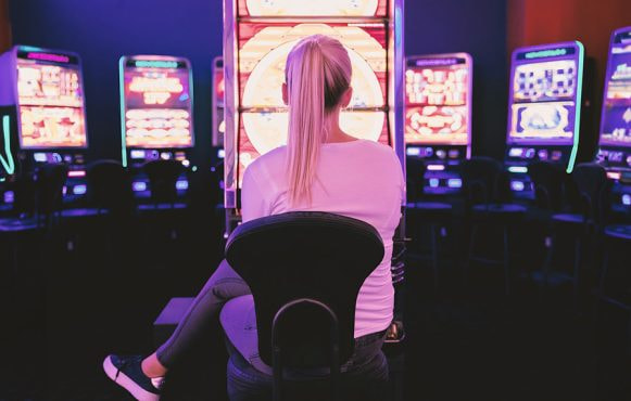 En kvinde der spiller på spillemaskiner.