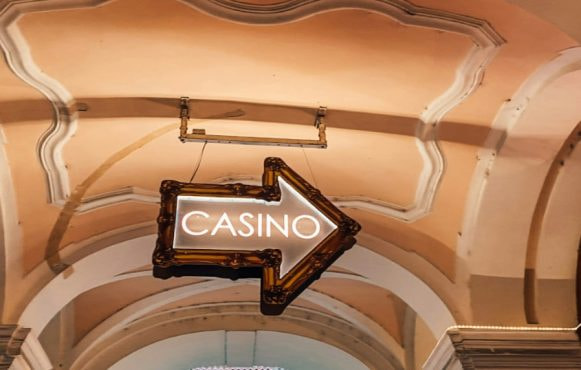 Casino skilt mod højre