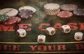 Casinobord med terninger og jetoner