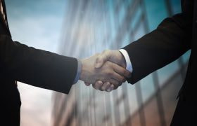 Håndtryk mellem to mænd