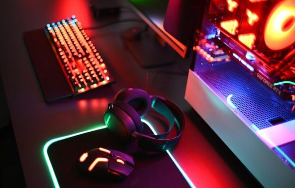 Gamer setup med mus og tastatur.