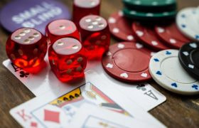 Spillekort terninger og jetoner.