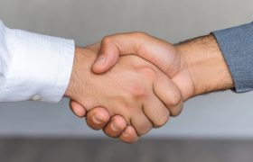 To personer giver håndtryk