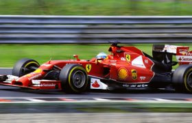 Formel 1 bil på racerbanen