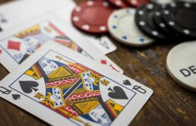 Kortspil med jetoner på bord.