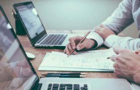 To mænd planlægger budget