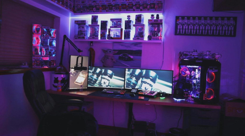 Værelse med gaming udstyr for streaming
