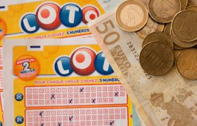 Vindende lotto kupon med kontanter.