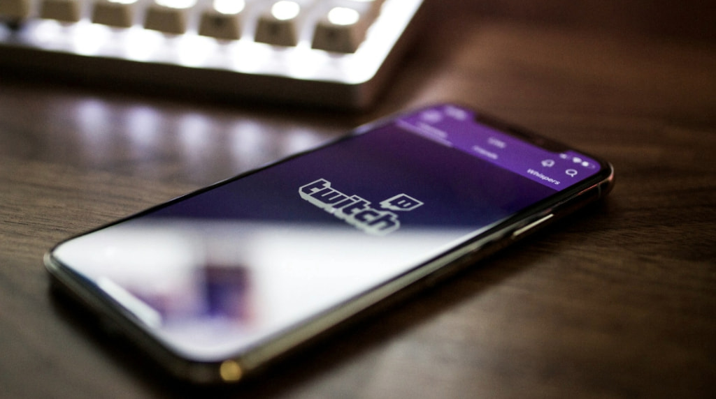Bord med mobil og Twitch app