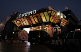 Casino om natten ved parkeringsplads