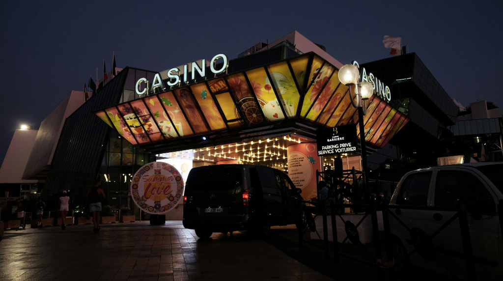 Casino om natten ved parkeringsplads