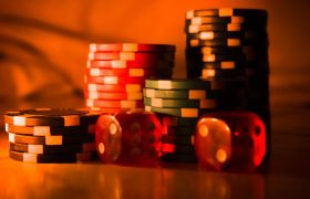 Jetoner og terninger i glødende lys