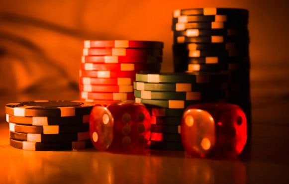 Jetoner og terninger i glødende lys