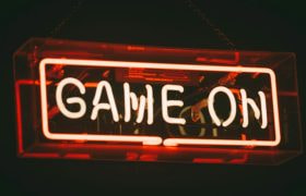 Rødt game on noen skilt