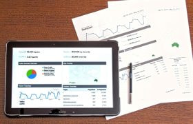 Tablet og papir på bord