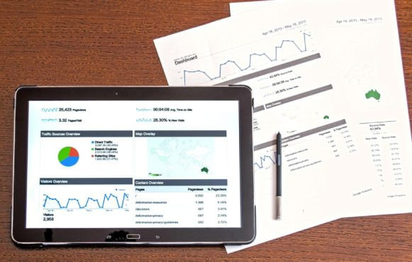 Tablet og papir på bord