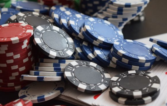 Casino jetoner bliver væltet.