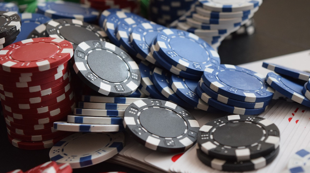 Casino jetoner bliver væltet.