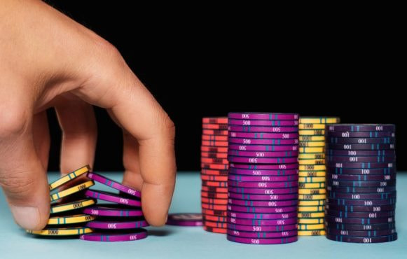 Hånd blander casino jetoner