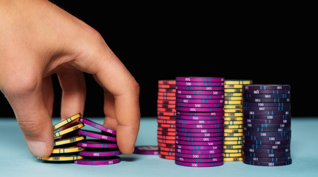 Hånd blander casino jetoner