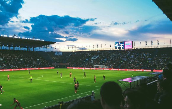 Igangværende fodboldkamp på stadion.