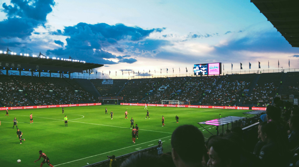 Igangværende fodboldkamp på stadion.