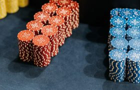 Jetoner på blåt casino bord