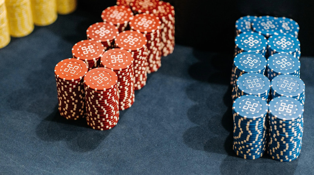 Jetoner på blåt casino bord
