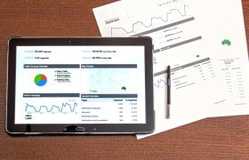 Analyser på papir og tablet.