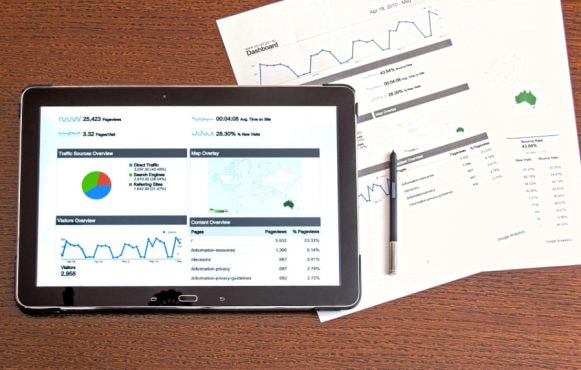 Analyser på papir og tablet.