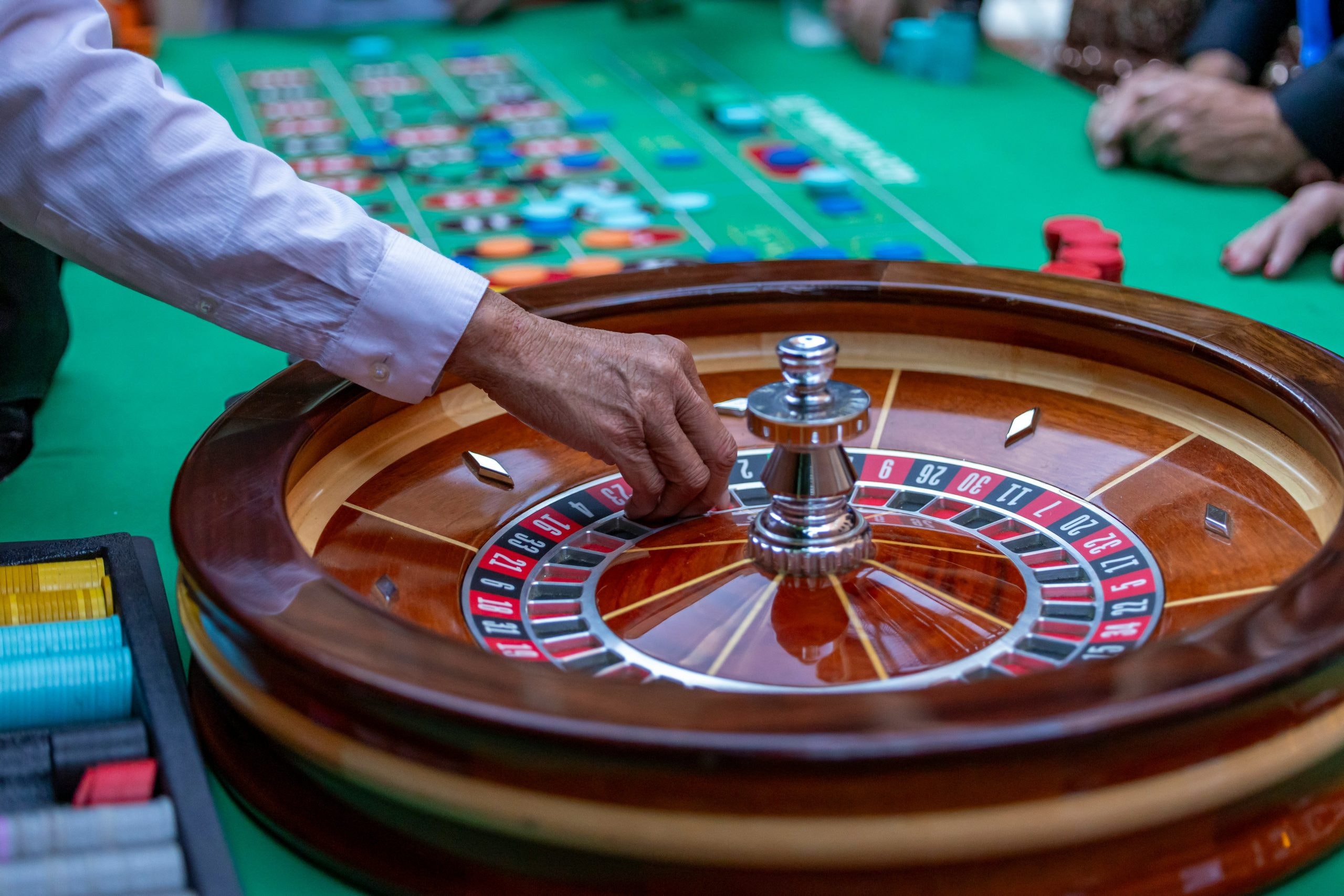 Rigtig dealer spinner kuglen i roulette.