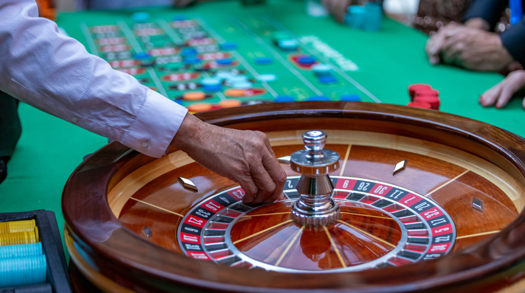 Rigtig dealer spinner kuglen i roulette.