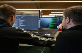 To personer koder på kontor