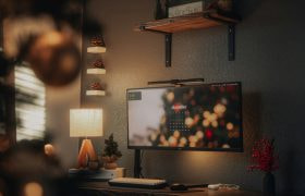 Julehygge på kontor med monitor og varm belysning