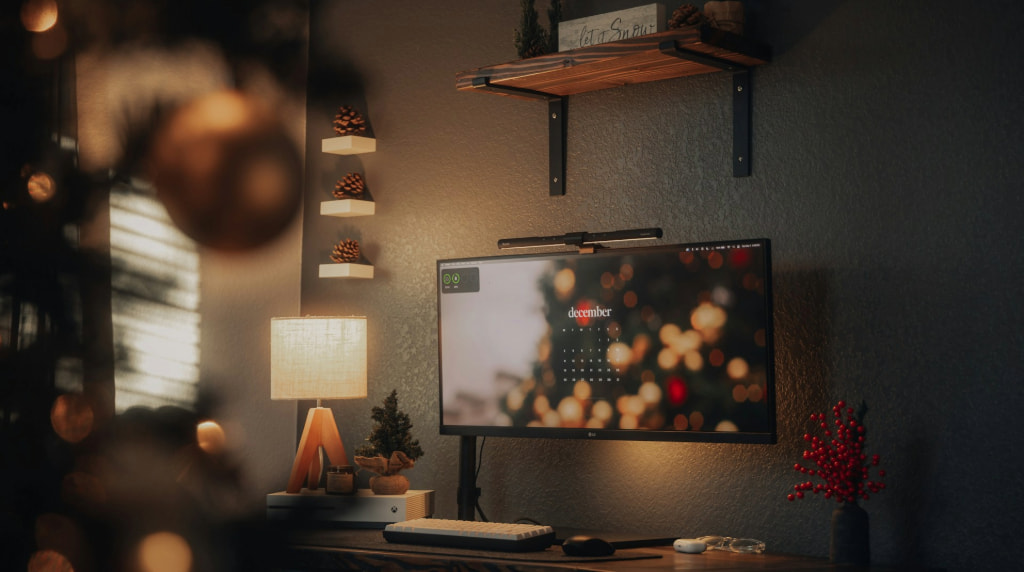 Julehygge på kontor med monitor og varm belysning