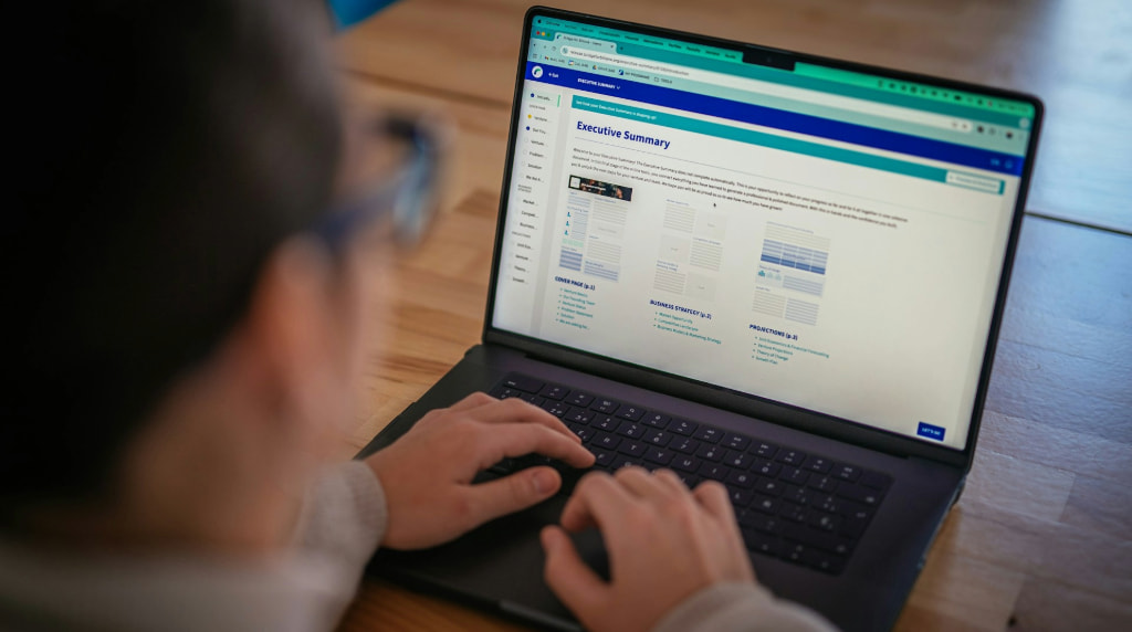 Mand skrive på bærbar på bord.