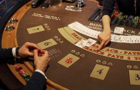 Mand ved casinobord med live dealer.